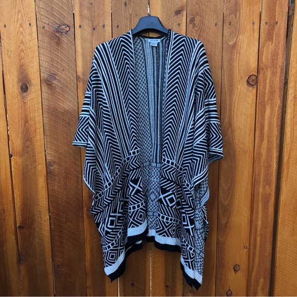 Just Jamie Black & White Geometric Ruana One Size - Picture 2 of 8